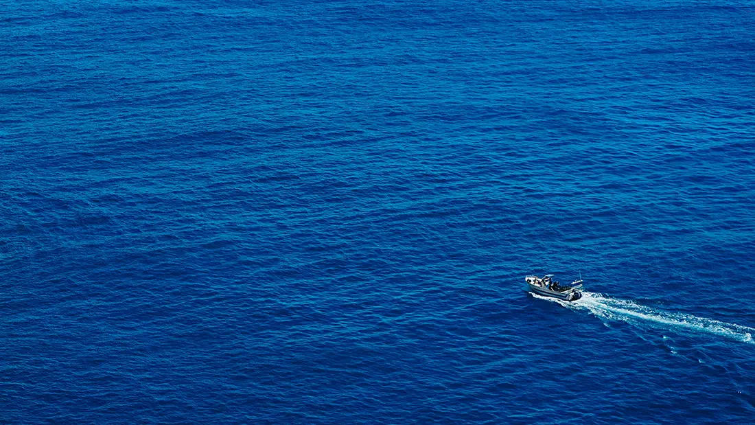 un bateau voguant sur l’eau bleue évoque la navigation saas optimisée